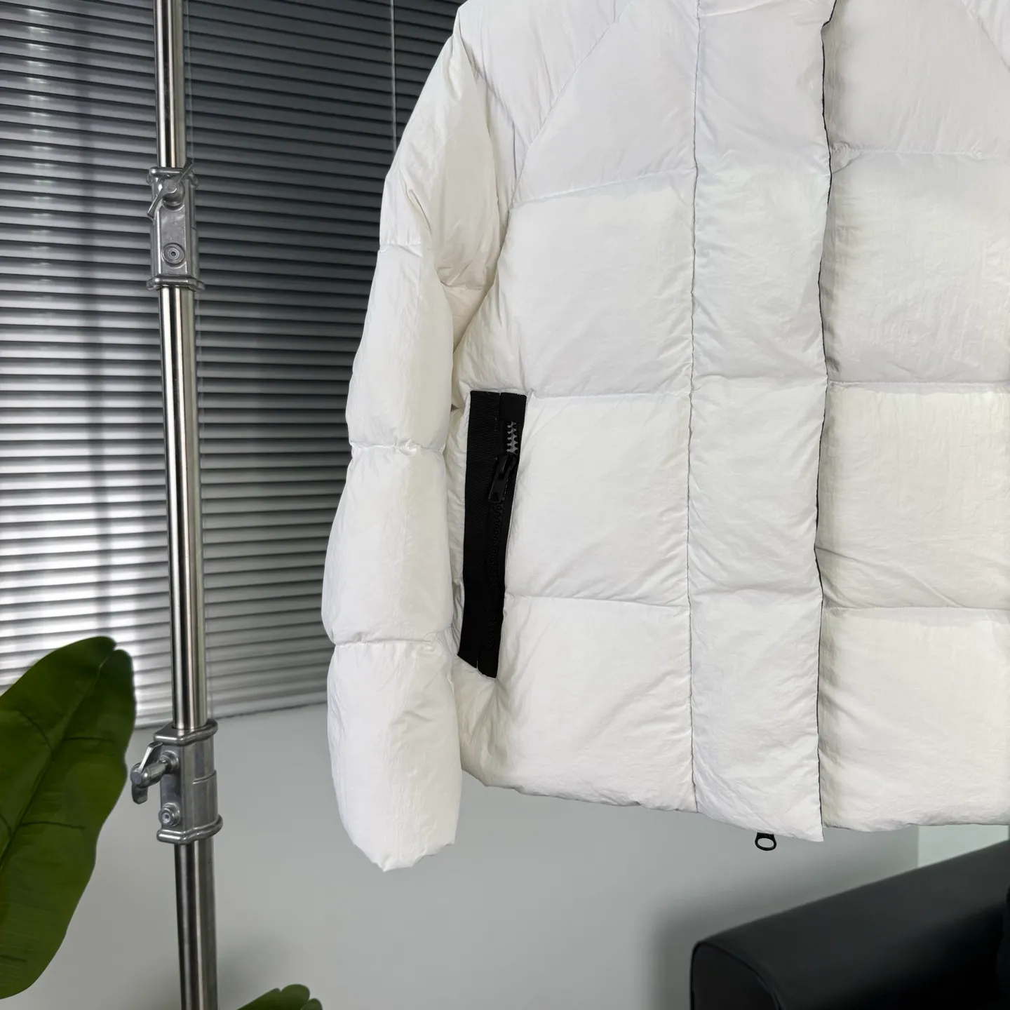 P880 High-end quality 𝑪𝒂𝒏𝒂𝒅𝒂 𝑮𝒐𝒐𝒔𝒆｜Canada Goose Black Label Street Sewing Logo Label Short Down Jacket/Ouyang Nana Generation / Unisex Style 𝗦𝗶𝘇𝗲：𝗫𝗦 𝗦 𝗠 𝗟 𝗫𝗟 𝗫𝗫𝗟 Product color: black, pure white, off-white, cherry blossom pink, green, brown, Coding: 𝟬𝟬𝟬𝟲𝟭𝟬𝗖